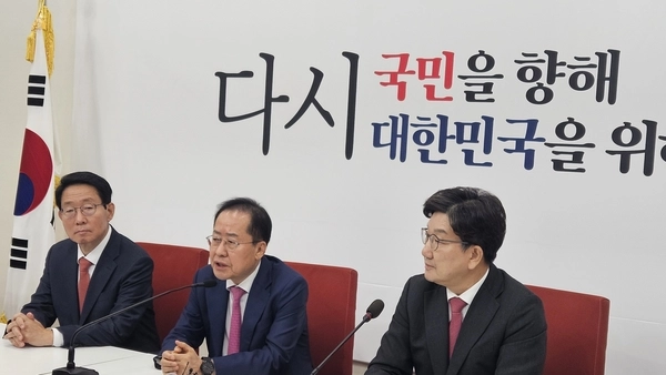홍준표 전 대구시장이 대선 출마 선언에 앞서 국민의힘 권성동 원내대표 등 지도부를 방문했다. 2025. 4. 14 /정의종 기자