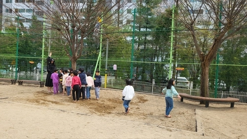 용인 심곡초 학생들이 맨발로 운동장에서 초록운동 맨발걷기 활동을 진행하고 있다./심곡초 제공
