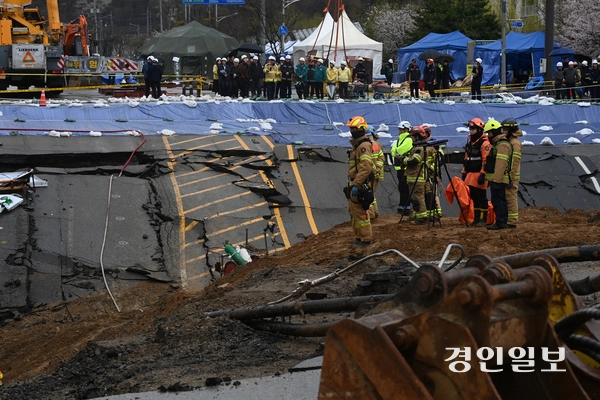 광명시 양지사거리 부근 신안산선 공사 현장에서 붕괴 사고가 발생한 가운데 14일 오후 구조대원들이 분주히 움직이고 있다. 2025.4.14 /최은성기자 ces7198@kyeongin.com