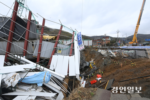 광명시 양지사거리 부근 신안산선 공사 현장에서 붕괴 사고가 발생한 가운데 14일 오후 구조대원들이 분주히 움직이고 있다. 2025.4.14 /최은성기자 ces7198@kyeongin.com