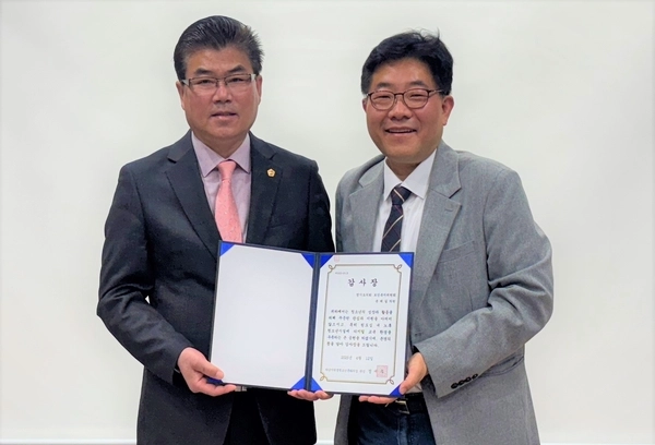 윤태길(왼쪽) 경기도의원이 지난 12일 정재우 하남시덕풍청소년문화의집 관장으로부터 감사장을 받고 기념촬영하고 있다. 2025.4.14 /윤태길 도의원 제공