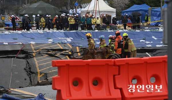 광명시 양지사거리 부근 신안산선 공사 현장에서 붕괴 사고가 발생한 가운데 14일 오후 구조대원들이 분주히 움직이고 있다. 2025.4.14 /최은성기자 ces7198@kyeongin.com