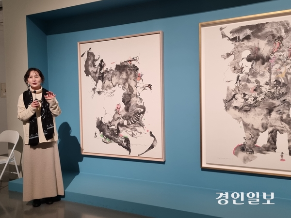 경기도미술관에서 진행 중인 ‘한국현대목판화 70년: 판版을 뒤집다’전에서 만나볼 수 있는 이경희 작가의 작품들. 이경희 작가가 우드 인그레이빙 방식으로 작업한 목판화에 대해 설명하고 있다. 2025.3.24 /이시은기자 see@kyeongin.com