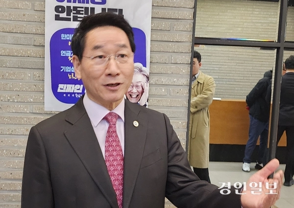 14일 국민의힘 당사에서 제21대 대통령선거 경선 후보자 등록을 마치고 취재진과 이야기를 하고 있는 유정복 인천시장. 2025.4.14 /김성호기자 ksh96@kyeongin.com