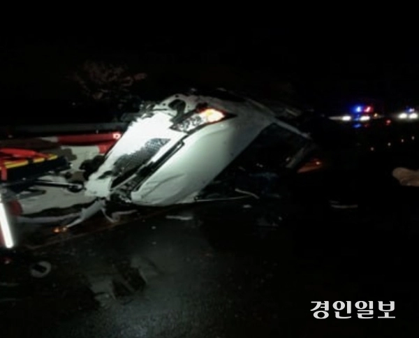 14일 평택시의 한 국도에서 승용차가 중앙분리대를 들이받았다. /경기도소방재난본부 제공