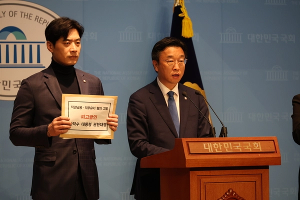 더불어민주당이 14일 서울 여의도 국회 소통관에서 기자회견을 열고 한덕수 대통령 권한대행 겸 국무총리에 대한 고발 계획을 밝히고 있다. /이용우 의원실 제공