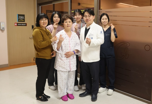 가천대 길병원이 운영하는 닥터카로 긴급 이송된 뒤 치료를 마치고 건강을 회복한 환자 신모씨(사진 가운데)와 외상외과 이길재 교수 등 의료진이 기념촬영을 하고 있다. /가천대 길병원 제공