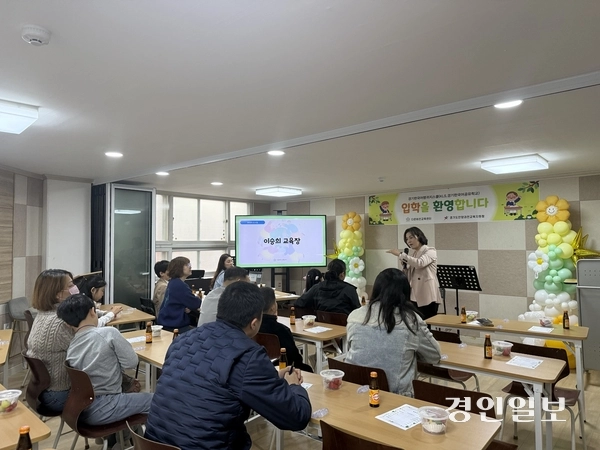 안양과천교육지원청이 14일 안양시 만안구 박달동 다온비전교육센터에서 진행한 ‘안양과천 경기한국어 랭귀지스쿨’ 개강식에서 이승희 교육장이 다문화학생과 학부모들에게 인사말을 하고 있다. 2025.4.14 /안양과천교육지원청 제공