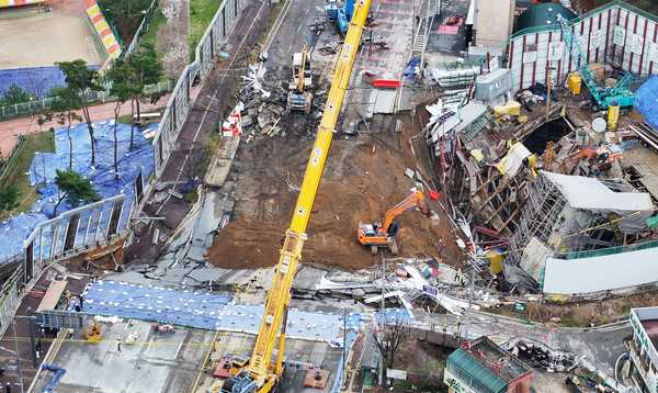 붕괴 사고가 발생한 경기도 광명시 신안산선 지하터널 공사 현장에서 14일 굴착기가 작업하고 있다. 2025.4.14 /연합뉴스