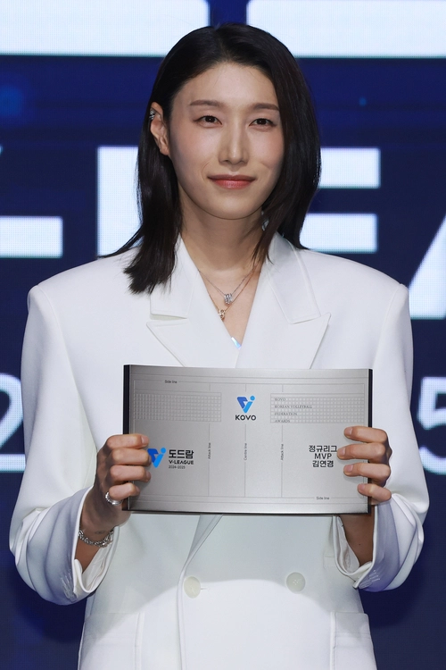 14일 서울 서대문구 스위스그랜드호텔에서 열린 프로배구 도드람 2024~2025 V리그 시상식에서 여자부 정규리그 MVP를 수상한 김연경이 기념 촬영하고 있다. 2025.4.14 /연합뉴스