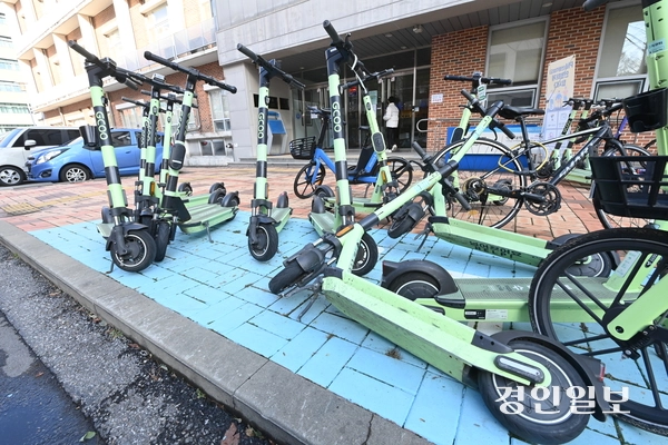 방치된 전동킥보드. /경인일보DB