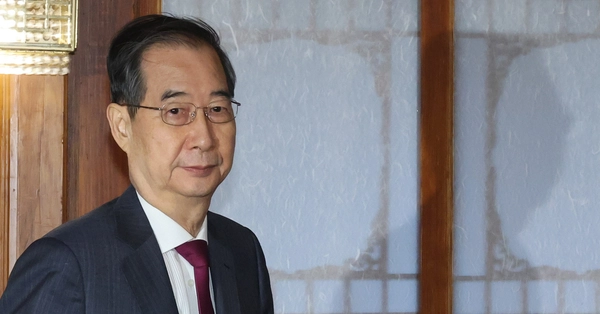 한덕수 대통령 권한대행 국무총리가 14일 서울 공관에서 열린 경제안보전략 TF 회의에 입장하고 있다. 2025.4.14 /연합뉴스