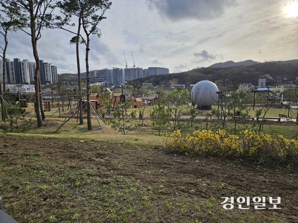 지난 13일 의왕 무민공원 내 주차장과 의왕시가 주말마다 운영 중인 임시주차장(1개 차로)을 차량들이 빼곡히 차지하고 있지만 정작 무민공원 내 나들이객은 단 한 팀에 불과했다. 2025.4.13 의왕/송수은기자 sueun2@kyeongin.com
