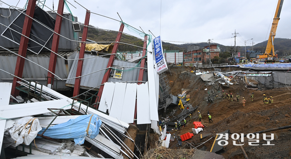 광명시 양지사거리 부근 신안산선 공사 현장에서 붕괴 사고가 발생한 가운데 14일 오후 구조대원들이 분주히 움직이고 있다. 2025.4.14 /최은성기자 ces7198@kyeongin.com