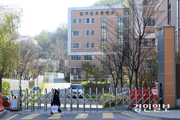 광명시 양지사거리 부근 신안산선 공사 현장에서 붕괴 사고가 발생한지 닷새째인 15일 오후 사고 현장 일대가 통제되고 있다. 2025.4.15 /최은성기자 ces7198@kyeongin.com