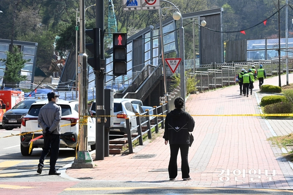 광명시 양지사거리 부근 신안산선 공사 현장에서 붕괴 사고가 발생한지 닷새째인 15일 오후 사고 현장 일대가 통제되고 있다. 2025.4.15 /최은성기자 ces7198@kyeongin.com