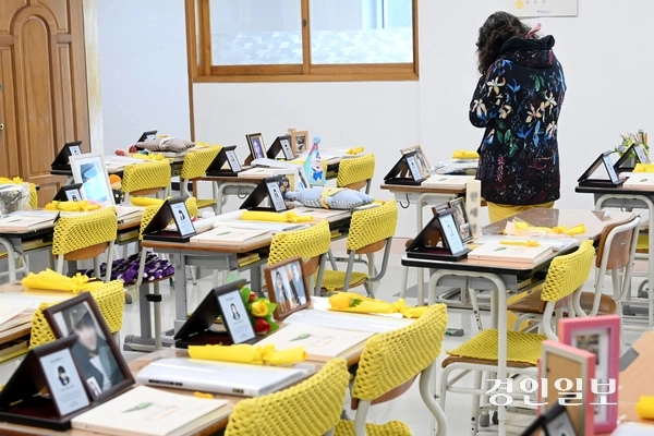 세월호 참사 11주기를 하루 앞둔 15일 안산시 단원고 4.16기억교실을 찾은 추모객들이 교실을 둘러보며 희생자들을 추모하고 있다. 2025.4.15 /최은성기자 ces7198@kyeongin.com
