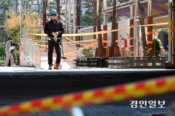 광명시 양지사거리 부근 신안산선 공사 현장에서 붕괴 사고가 발생한지 닷새째인 15일 오후 사고 현장 일대가 통제되고 있다. 2025.4.15 /최은성기자 ces7198@kyeongin.com
