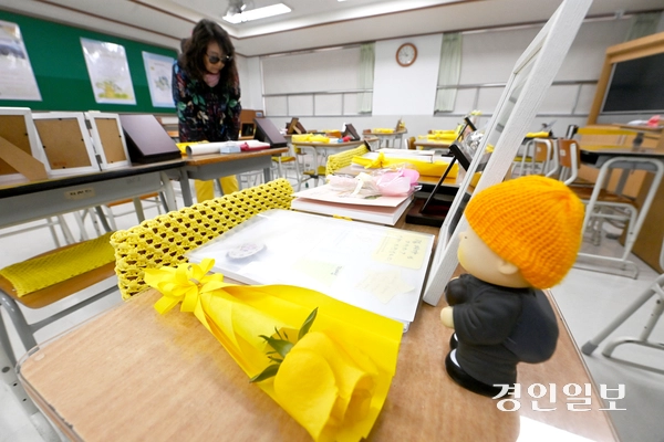 세월호 참사 11주기를 하루 앞둔 15일 안산시 단원고 4.16기억교실을 찾은 추모객들이 교실을 둘러보며 희생자들을 추모하고 있다. 2025.4.15 /최은성기자 ces7198@kyeongin.com