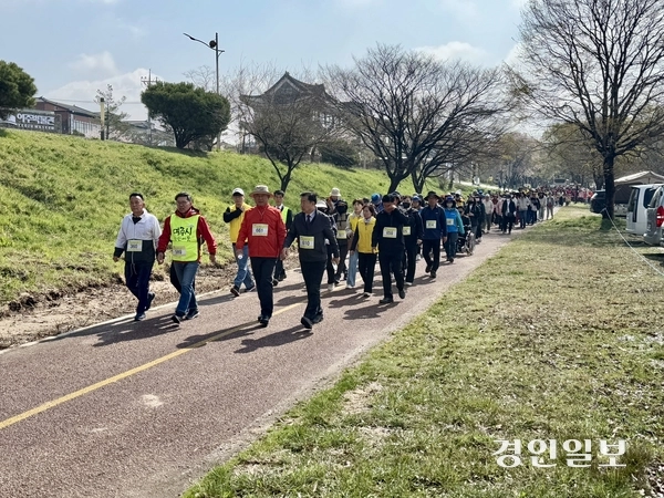 15일 여주시 출렁다리 공원 일대에서 펼쳐진 ‘여주 출렁다리 연계 한마당 걷기 축제’ 참가자들이 봄날을 만끽하며 걷고 있다. 2025.4.15 여주/양동민기자 coa007@kyeongin.com