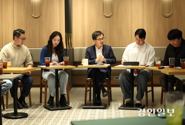 김동연 경기도지사가 14일 서울 여의도의 한 커피전문점에서 열린 청년 공감 토크콘서트에서 청년들과 소통하고 있다. 2025.4.14 /김동연 캠프 제공