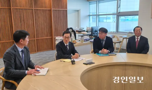 김동연 경기도지사가 15일 경기도청 집무실에서 ‘자동차 부품업계 관세 대응을 위한 후속조치 점검회의’를 열고 업계 관계자들과 대화하고 있다. 2025.4.15 /김태강기자 think@kyeongin.com