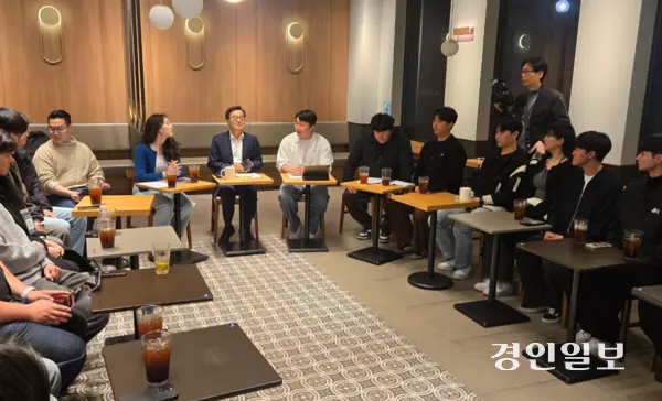김동연 경기도지사가 14일 서울 여의도의 한 카페에서 ‘청년 공감 토크콘서트’를 열고 서울·경기·충청 지역의 전·현직 총학생회장단 등 청년 20여 명과 소통하고 있다. 2025.4014 /김태강기자 think@kyeongin.com
