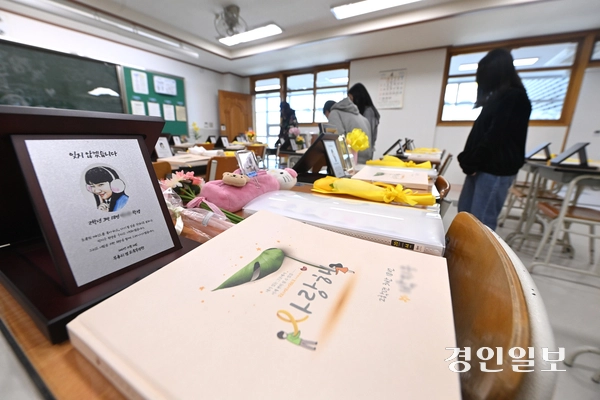 세월호 참사 11주기를 하루 앞둔 15일 안산시 단원고 4.16기억교실을 찾은 추모객들이 교실을 둘러보며 희생자들을 추모하고 있다. 2025.4.15 /최은성기자 ces7198@kyeongin.com