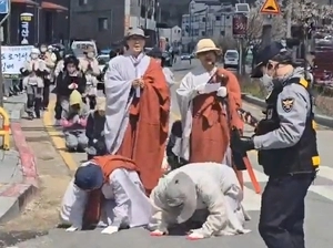 15일 하남시 천현동 행정복지센터에서 열린 ‘중부연결(하남~남양주~포천) 민자고속도로’ 공청회에 앞서 정심사 주지 일념 스님과 신도들이 삼보일배 행진을 하며 고속도로 중단을 촉구하고 있다. 2025.4.15 /독자 제공