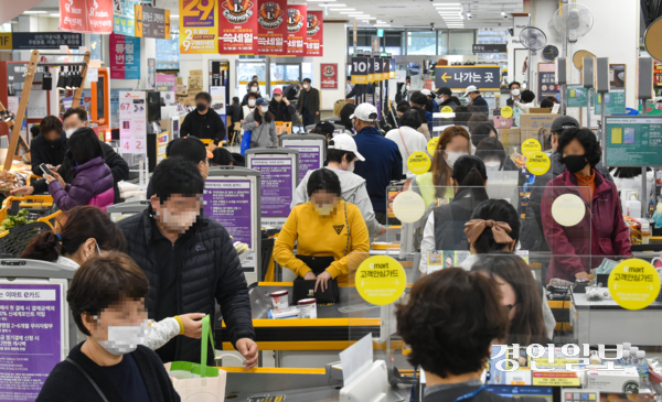 사진은 경기도 내 한 마트를 찾은 고객들이 계산대에서 물품을 구매하고 있다. /경인일보DB