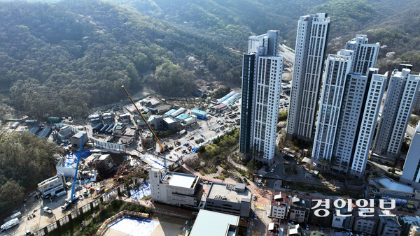 광명시 양지사거리 부근 신안산선 광명구간 지하터널 공사현장 붕괴 사고가 발생한지 닷새째인 15일 오후 구조대원들이 실종자 수색 작업을 지속하는 한편, 추가 붕괴 우려로 인해 50m 내에 거주하는 주민들에게 대피 명령이 내려졌다. 사진은 신안산선 광명구간 지하터널 붕괴 현장 모습. 2025.4.15 /최은성기자 ces7198@kyeongin.com