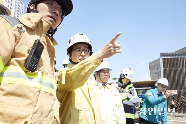 15일 오후 김동연 경기도지사가 광명 신안산선 붕괴 사고 현장을 찾아 후속점검을 하고 있다. 2025.4.15 /경기도 제공