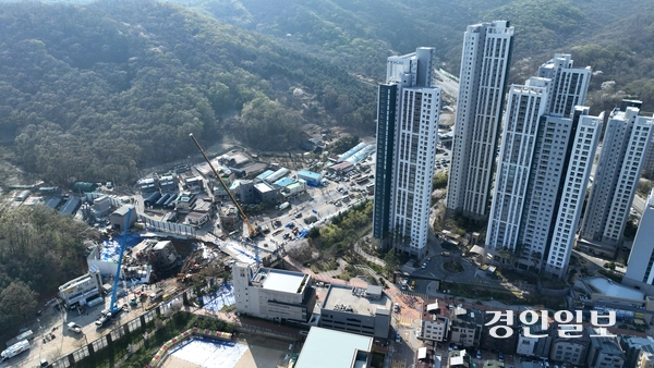 광명시 양지사거리 부근 신안산선 공사 현장에서 붕괴 사고가 발생한지 닷새째인 15일 오후 사고 현장 일대가 통제되고 있다. 2025.4.15 /최은성기자 ces7198@kyeongin.com