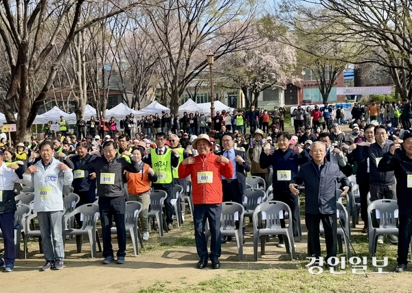 15일 여주 출렁다리 공원에서 열린 ‘출렁다리 연계 한마당 걷기 축제’ 참가자들이 행사 시작 전 치매예방 체조를 하고 있다. 이충우 여주시장(가운데 661번)도 함께 했다. 2025.4.15 여주/양동민기자 coa007@kyeongin.com