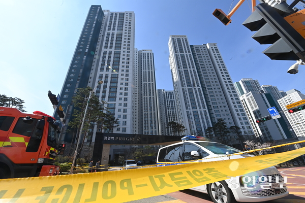 광명시 양지사거리 부근 신안산선 공사 현장에서 붕괴 사고가 발생한지 닷새째인 15일 오후 사고 현장 일대가 통제되고 있다. 2025.4.15 /최은성기자 ces7198@kyeongin.com