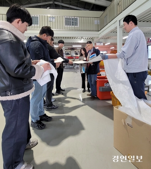 한강유역환경청은 15일 강원도 남한강 방제비축센터에서 진행했다. 이날 방제장비 운용교육에서 한국환경공단 담당자가 지자체 사고 대응 담당자들에게 유류 유출 시 유흡착제 사용 방법에 대해 설명하고 있다. 2025.4.15 /한강유역환경청 제공