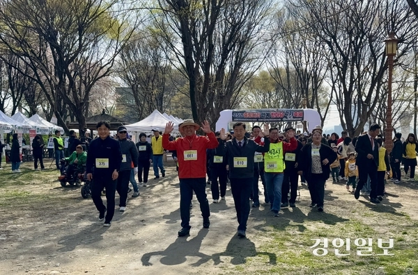 이충우 여주시장(가운데 661번)과 시민들이 15일 출렁다리 공원 일대서 열린 ‘출렁다리 연계 한마당 걷기 축제’에 참가해 오학시민공원 걷고 싶은 거리길 코스를 걷고 있다. 2025.4.15 여주/양동민기자 coa007@kyeongin.com