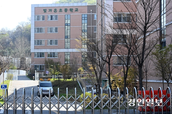 광명시 양지사거리 부근 신안산선 공사 현장에서 붕괴 사고가 발생한지 닷새째인 15일 오후 사고 현장 일대가 통제되고 있다. 2025.4.15 /최은성기자 ces7198@kyeongin.com
