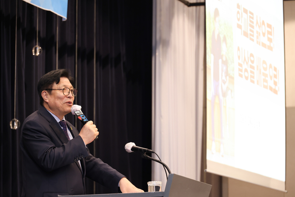 도성훈 인천시교육감은 15일 유·초·중등 교(원)장 130여 명이 참석한 가운데 하버파크호텔에서 열린 ‘인천교육 정책연수’에 참석해 ‘학교를 삶으로, 일상이 배움이 되는 교육’을 주제로 특별강연을 진행했다. 2025.4.15 /인천시교육청 제공
