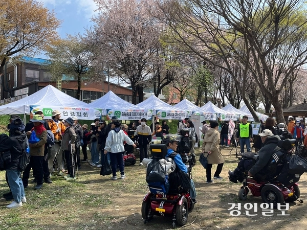 15일 여주시 출렁다리 공원 일대 ‘2025 출렁다리 연계 한마당 걷기 축제’에서 시민들이 건강 체험 부스를 둘러보고 있다. 2025.4.15 여주/양동민기자 coa007@kyeongin.com