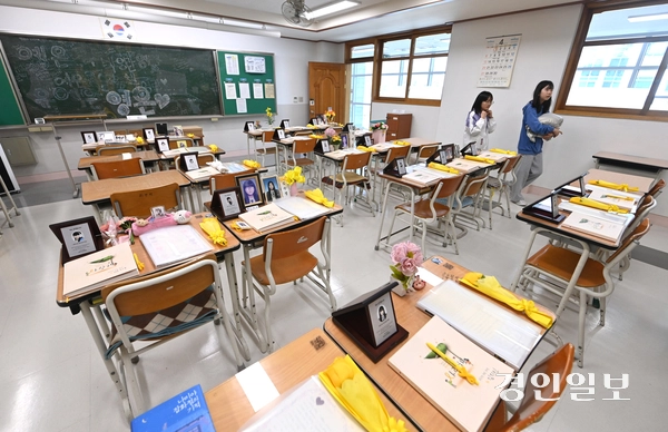 세월호 참사 11주기를 하루 앞둔 15일 안산시 단원고 4.16기억교실을 찾은 추모객들이 교실을 둘러보며 희생자들을 추모하고 있다. 2025.4.15 /최은성기자 ces7198@kyeongin.com