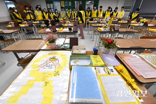 세월호 참사 11주기를 하루 앞둔 15일 안산시 단원고 4.16기억교실을 찾은 추모객들이 교실을 둘러보며 희생자들을 추모하고 있다. 2025.4.15 /최은성기자 ces7198@kyeongin.com