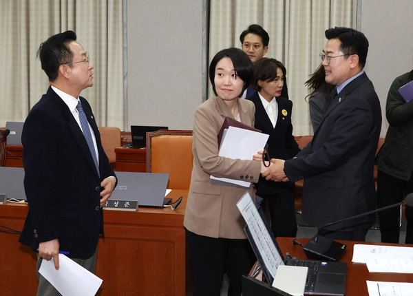 더불어민주당 소속 박찬대 위원장이 15일 국회에서 열린 운영위원회 전체회의를 마친 뒤 동료의원들과 회의장을 나서고 있다. 이날 운영위는 헌법재판관 이완규, 함상훈 지명 철회 촉구 결의안 등을 국민의힘 의원들의 불참 속에 의결했다. 2025.4.15 /연합뉴스