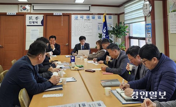 윤해동 안양시의원과 안양시 관계자들이 15일 민병덕 국회의원 사무실에서 LH 및 대우건설 관계자들에게 학의천 토사 유입 관련 대책 마련을 요구하고 있다. 2025.4.15 /윤해동 안양시의원 제공