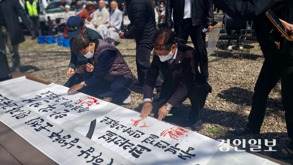 15일 하남시 천현동 행정복지센터에서 열린 ‘중부연결(하남~남양주~포천) 민자고속도로’ 공청회에 앞서 중부연결 민자고속도로 반대 주민대책위원회 대표들이 ‘결사반대’ 혈서를 쓰고 있다. 2025.4.15 하남/문성호기자 moon@kyeongin.com