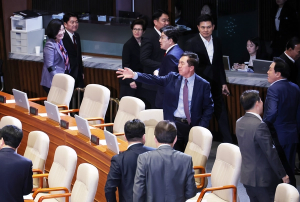 국민의힘 의원들이 15일 서울 여의도 국회 본회의장에서 헌법재판소 재판관 이완규, 함상훈 지명 철회 촉구 결의안 상정 등에 항의하며 퇴장하고 있다. 2025.4.15 /연합뉴스