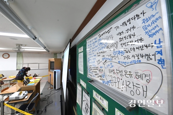 세월호 참사 11주기를 하루 앞둔 15일 안산시 단원고 4.16기억교실을 찾은 추모객들이 교실을 둘러보며 희생자들을 추모하고 있다. 2025.4.15 /최은성기자 ces7198@kyeongin.com