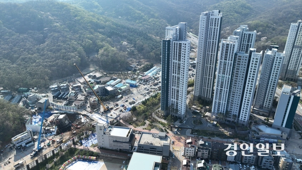 광명시 양지사거리 부근 신안산선 공사 현장에서 붕괴 사고가 발생한지 닷새째인 15일 오후 사고 현장 일대가 통제되고 있다. 2025.4.15 /최은성기자 ces7198@kyeongin.com