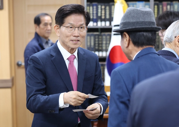대선 출마를 선언한 김문수 전 고용노동부 장관이 14일 경북 안동시 경상북도유교문화회관을 찾아 회관 관계자들과 인사하고 있다. 2025.4.14 /연합뉴스