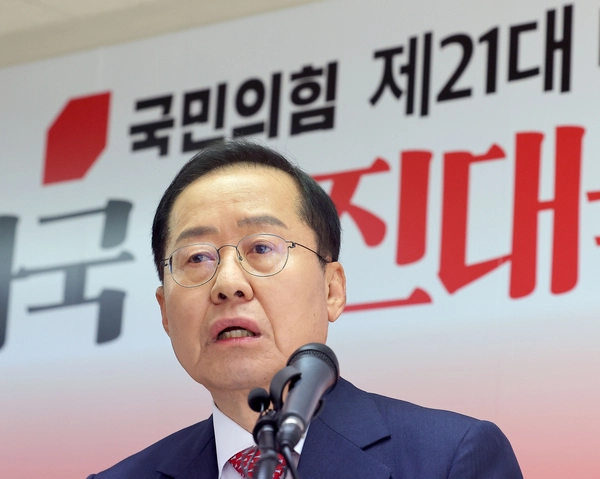 대선 출마를 선언한 홍준표 전 대구시장이 15일 서울 여의도 대하빌딩 선거사무소에서 열린 선진대국시대 비전발표회에서 발언하고 있다. 2025.4.15 /연합뉴스